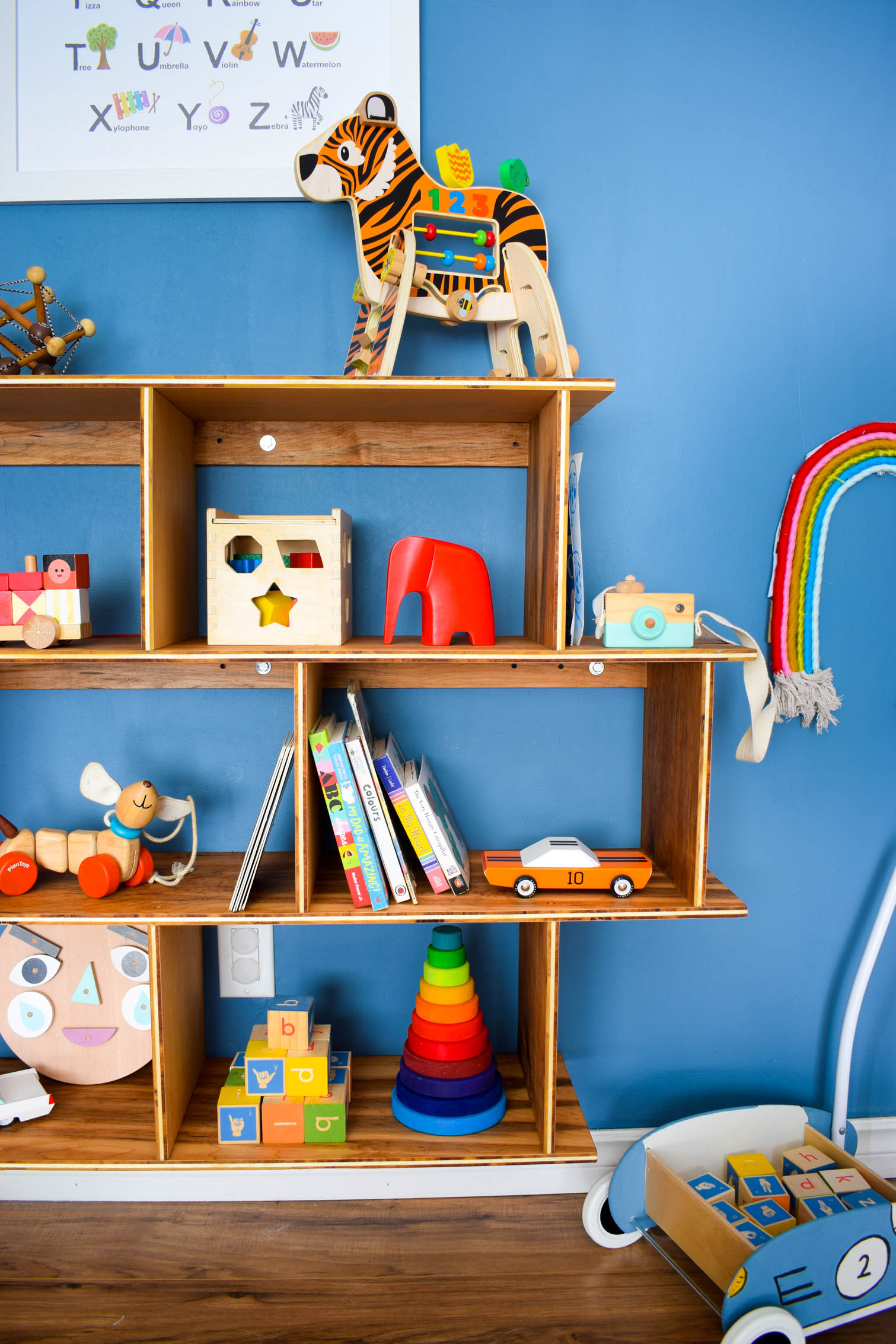 Embrace the Montessori method with an easy to access toy set-up for your kid & marry your decor style, with this DIY Mid Century Modern Montessori Toy Shelf. Full build plans and cut list on the blog.