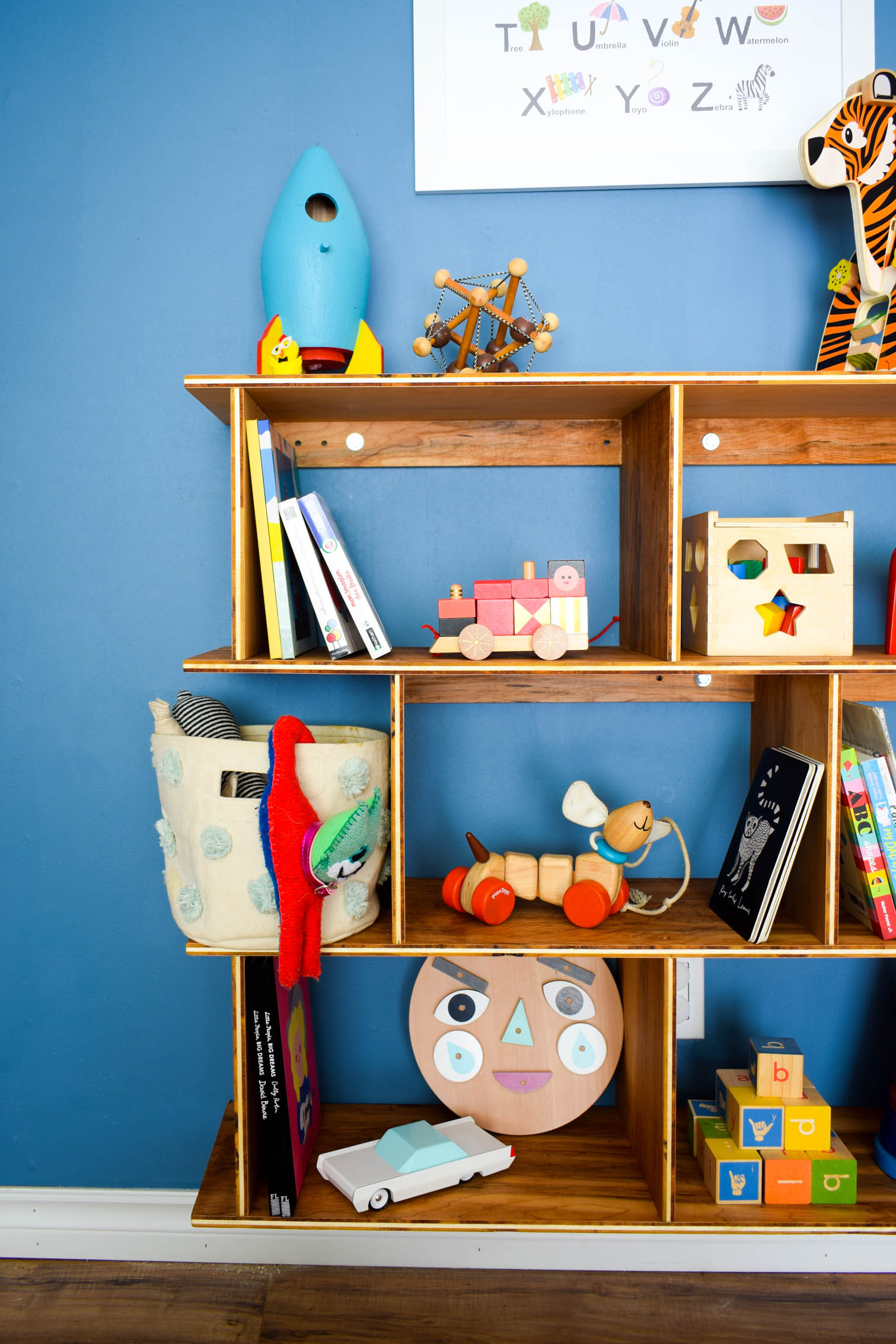 Embrace the Montessori method with an easy to access toy set-up for your kid & marry your decor style, with this DIY Mid Century Modern Montessori Toy Shelf. Full build plans and cut list on the blog.