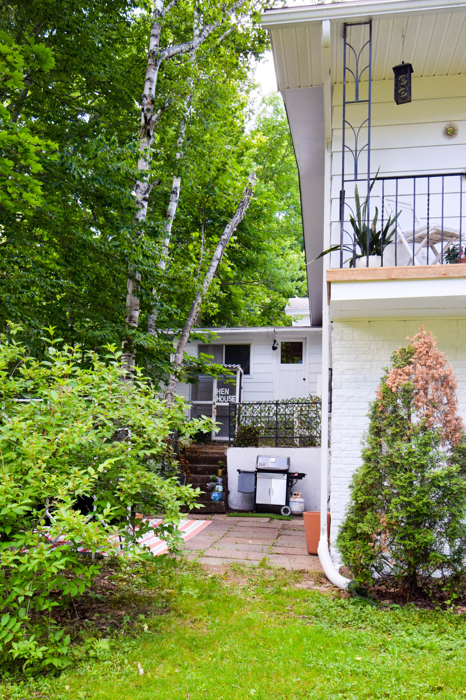 Come see our mid century modern exterior makeover now that's complete! New paint, new door, new vibes - who dis? Come see the process and the decisions behind the look, and grab resources!