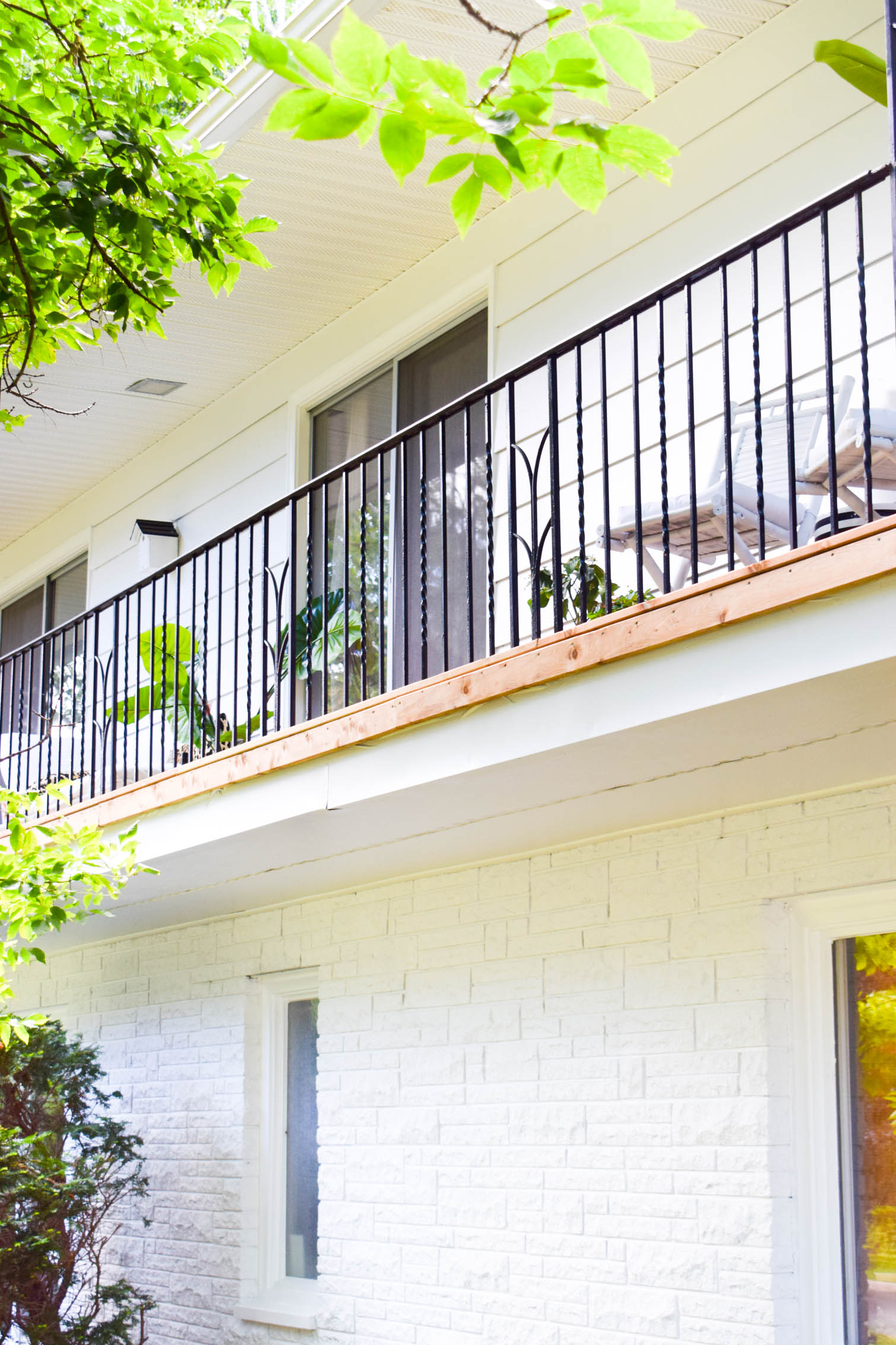 Come see our mid century modern exterior makeover now that's complete! New paint, new door, new vibes - who dis? Come see the process and the decisions behind the look, and grab resources!