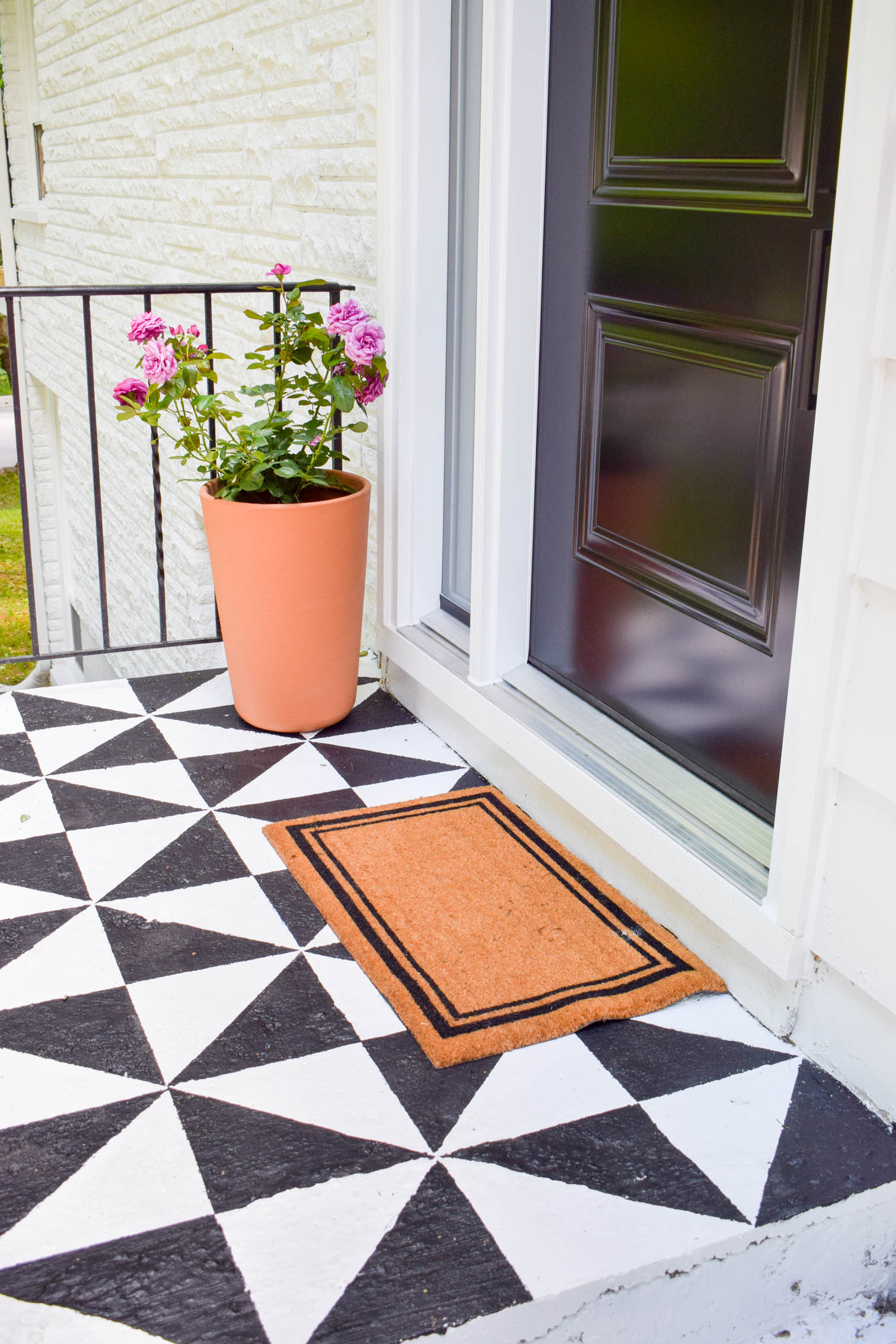 Come see our mid century modern exterior makeover now that's complete! New paint, new door, new vibes - who dis? Come see the process and the decisions behind the look, and grab resources!