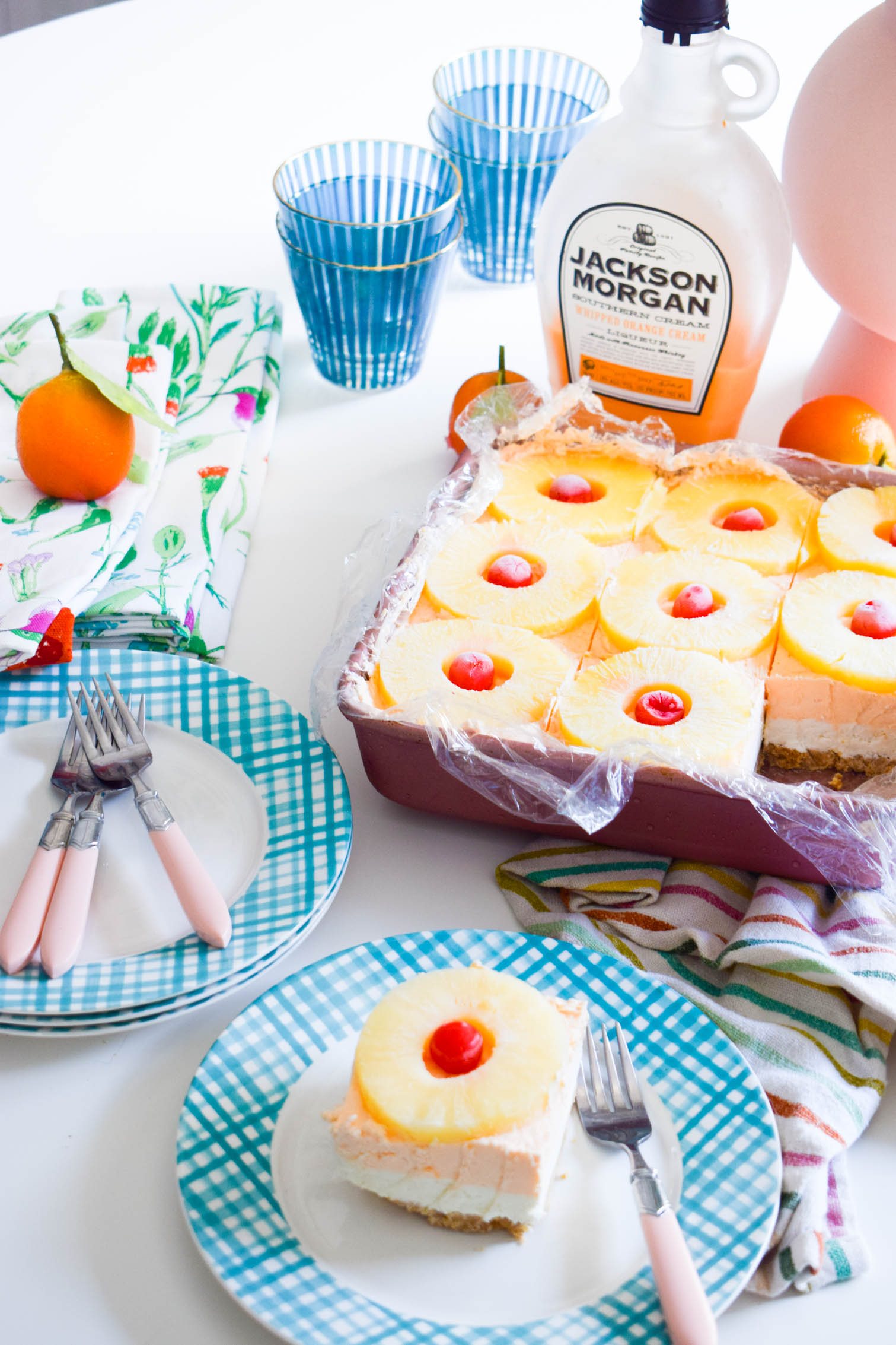 Whip-up some no-bake hawaiian punch cheesecake bars in time for dessert! All you need is some Jackson Morgan in your fave flavours.