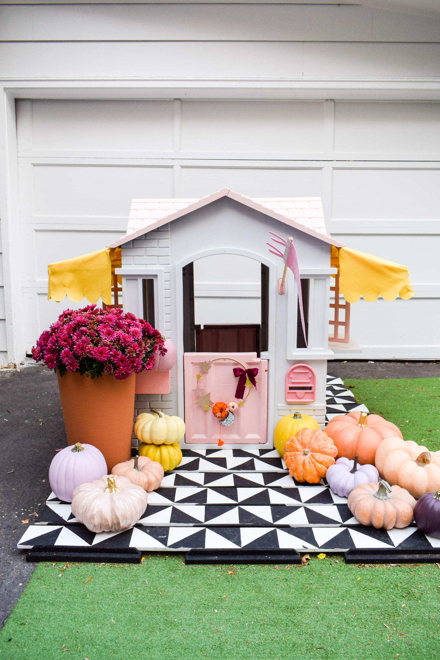 Using glitter cardstock and craft pumpkins, create a star and pumpkin fall wreath. A hoop wreath for your front door, and one for the playhouse too!