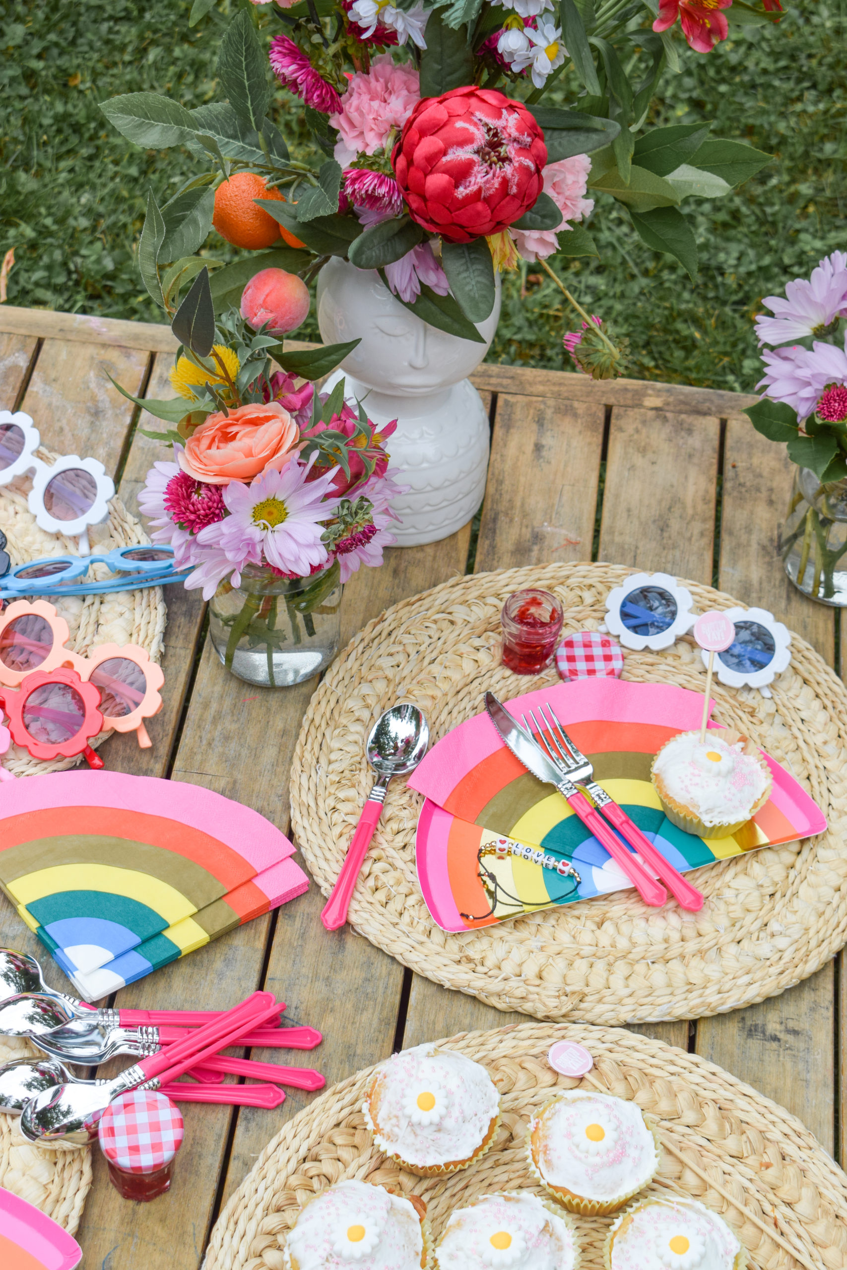 It's time for some groovy diy birthday party decor! Using good old fashioned DIYs and a few new kits from FISKARS, I created a groovy party.