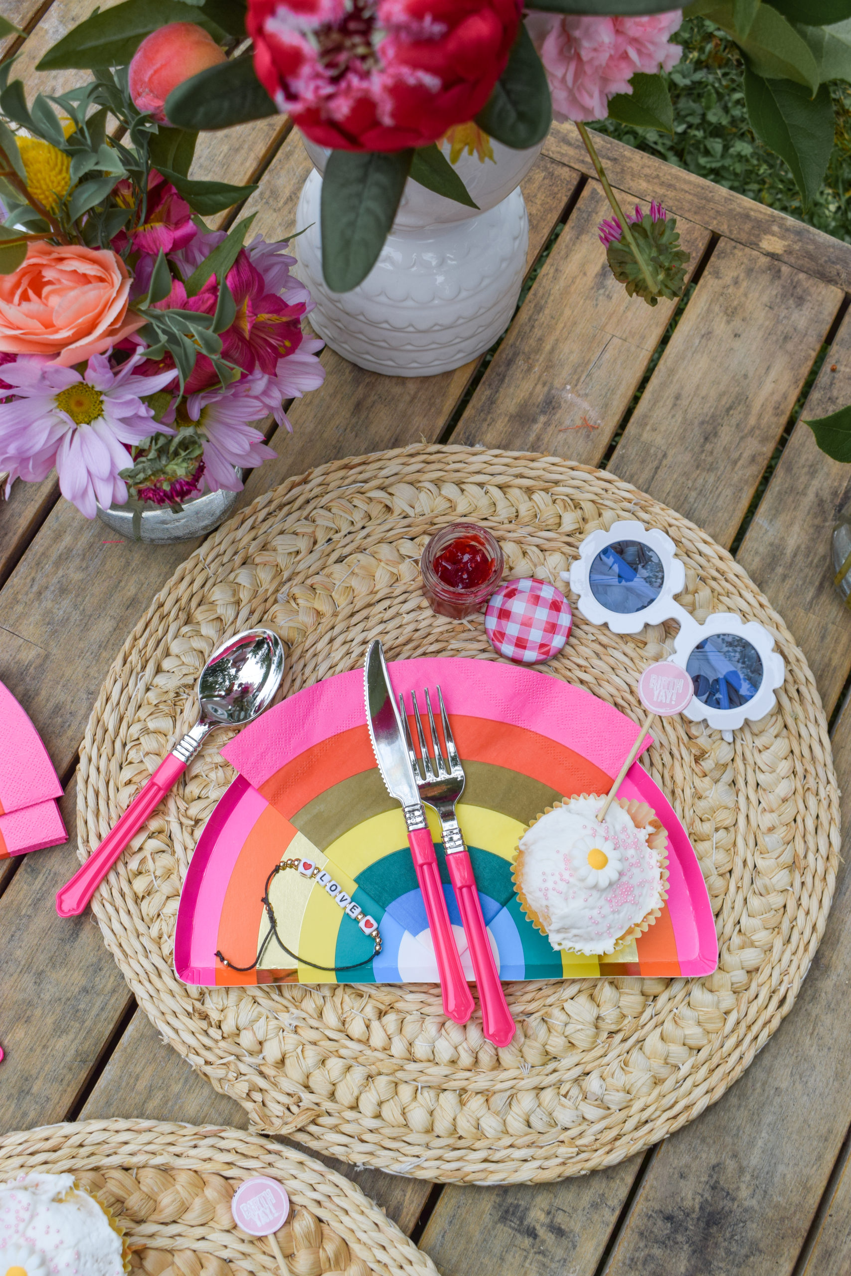 It's time for some groovy diy birthday party decor! Using good old fashioned DIYs and a few new kits from FISKARS, I created a groovy party.