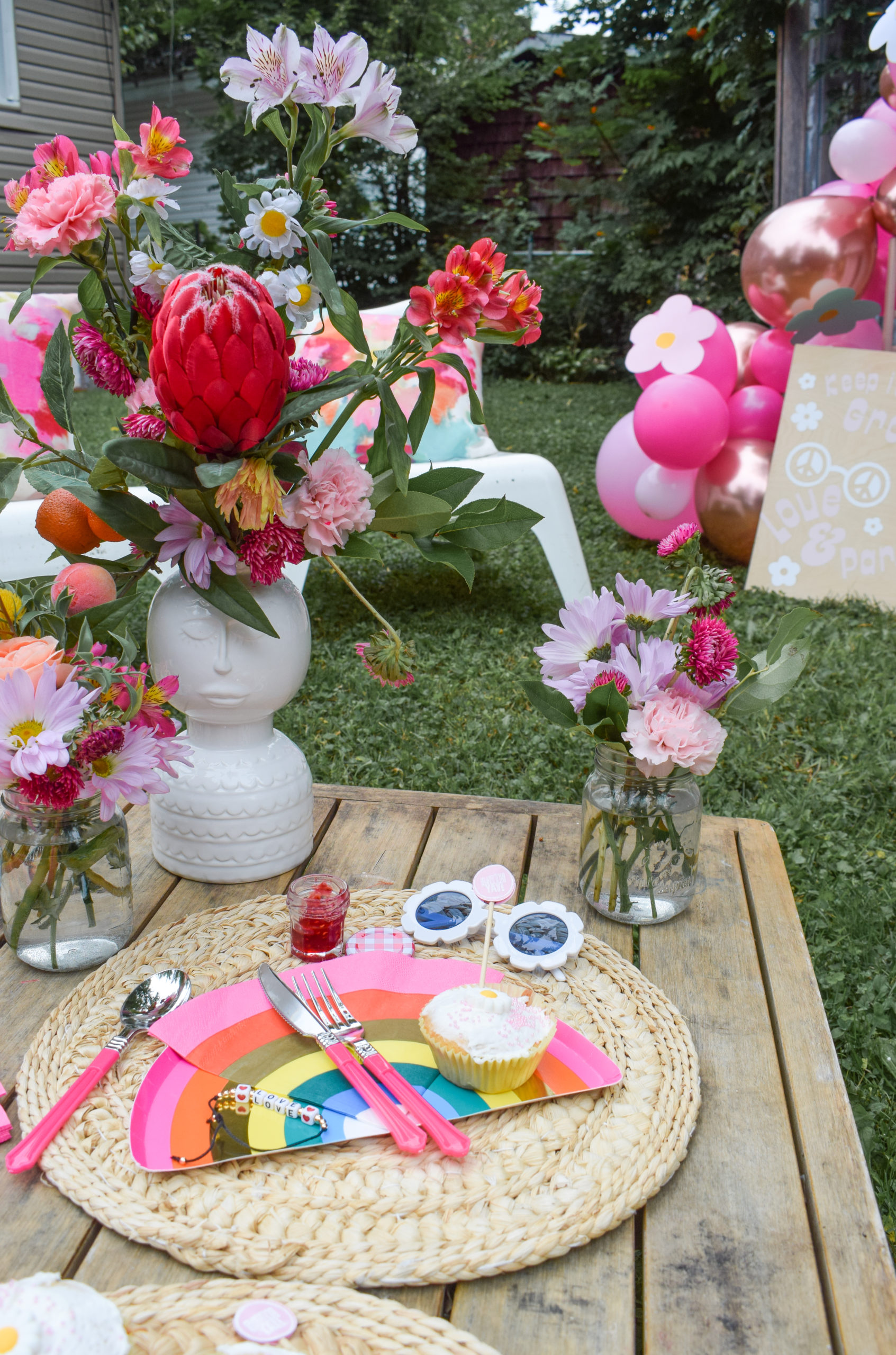 It's time for some groovy diy birthday party decor! Using good old fashioned DIYs and a few new kits from FISKARS, I created a groovy party.
