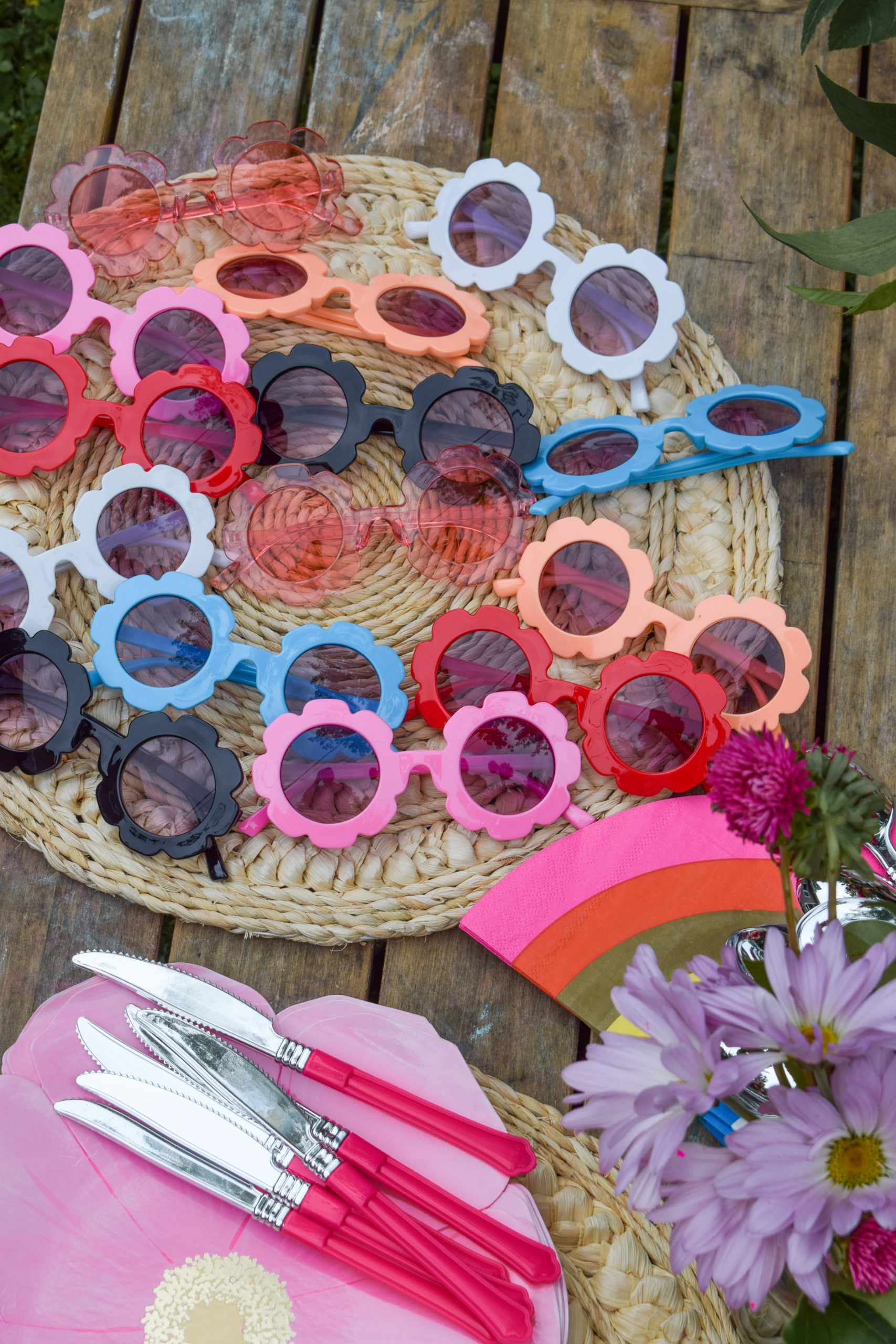 It's time for some groovy diy birthday party decor! Using good old fashioned DIYs and a few new kits from FISKARS, I created a groovy party.