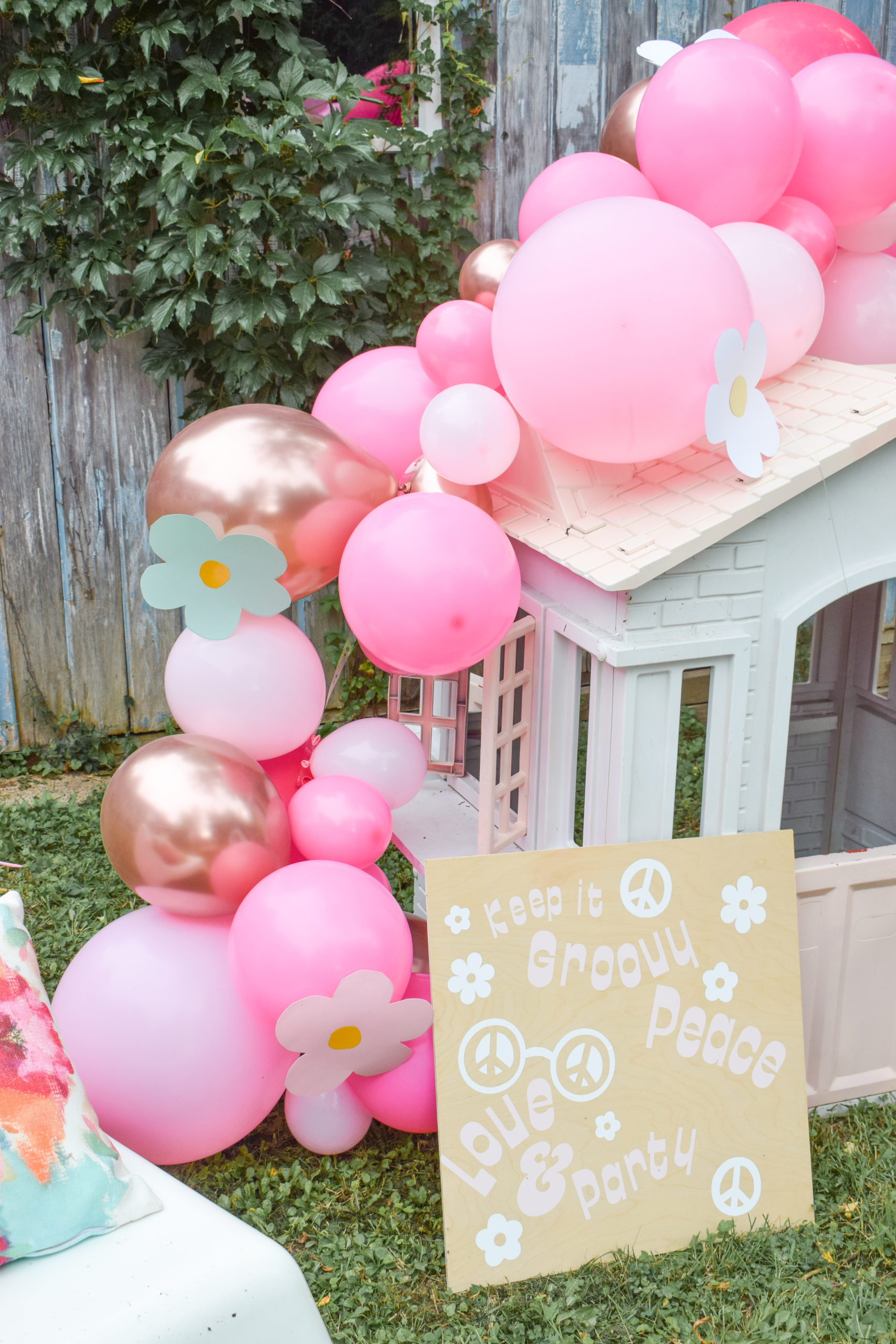 It's time for some groovy diy birthday party decor! Using good old fashioned DIYs and a few new kits from FISKARS, I created a groovy party.