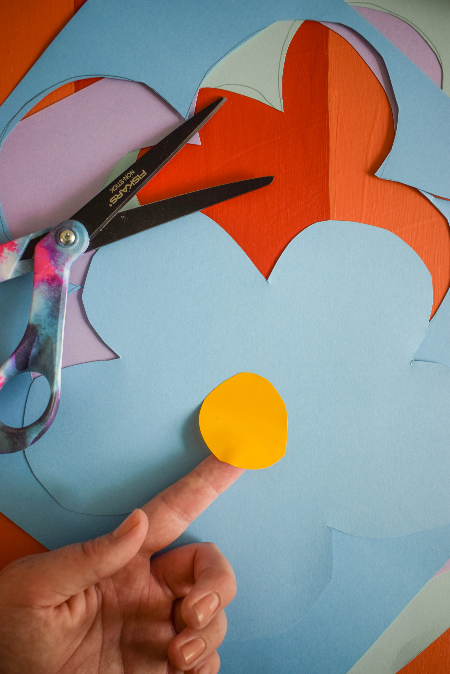It's time for some groovy diy birthday party decor! Using good old fashioned DIYs and a few new kits from FISKARS, I created a groovy party.